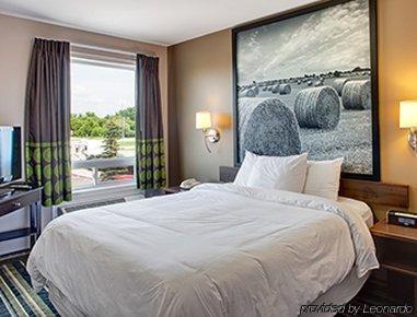 Super 8 By Wyndham Mb Motel